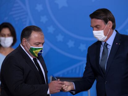 El ministro de Salud brasileño, Eduardo Pazuello, junto al presidente, Jair Bolsonaro.