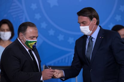 El ministro de Salud brasileño, Eduardo Pazuello, junto al presidente, Jair Bolsonaro.