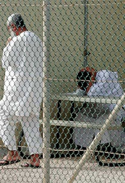 Dos detenidos en la base estadounidense de Guantánamo.