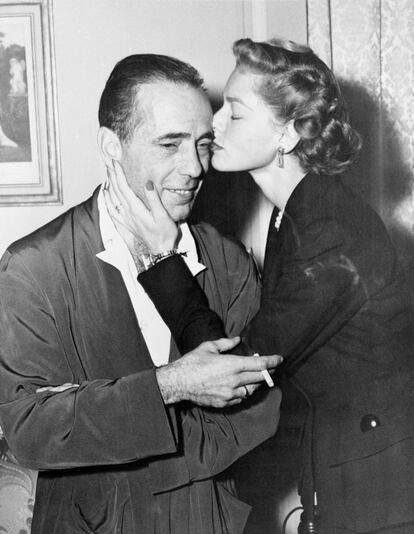 <p><strong>¿Cómo prendió la llama?</strong> Antes de conocerle, Lauren Bacall (Nueva York, 1924- 2014) consideraba a Humphrey Bogart (Nueva York, 1899- Los Ángeles, 1957) “el hombre menos sexy del mundo”. Pero durante el rodaje de <em>Tener y no tener </em>(1944), él se coló en su camerino, la besó y le pidió que escribiera su número de teléfono en una caja de cerillas. Bogart, con 44 años, estaba casado, pero lo dejó todo por Bacall, de 19.</p> <p><strong>¿Cuándo llegó el incendio?</strong> Aunque representen el canon del amor en el Hollywood dorado, vivían separados cuando a él le diagnosticaron un cáncer de pulmón. A ella le encantaban las fiestas y, tal y como explicó, “Bogie se quejaba de que parecía mi guardaespaldas, no mi marido”. Lauren abandonó a Frank Sinatra para cuidar de Humphrey en sus últimos días. Se quedó viuda a los 31.</p> <p><strong>¿Quedaron brasas?</strong> Bacall volvió a casarse en 1961, con el actor Jason Robards, pero tras su divorcio ocho años después no volvió a mantener ninguna relación estable. “Preséntame a un hombre capaz de mantener una conversación y me lo replantearé”, solía decir.</p>