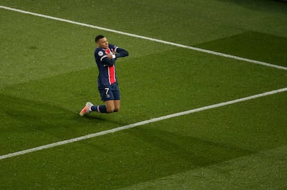 Mbappé celebra un gol contra el Barcelona.