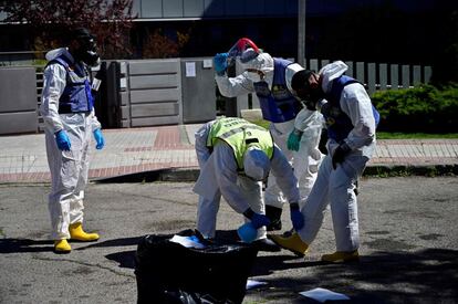 Miembros de la Unidad Militar de Emergencias (UME) se preparan para desinfectar una residencia de mayores, en Madrid.