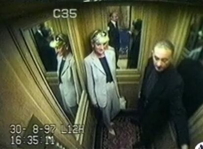 Lady Di y Dodi al Fayed, en el ascensor del Hotel Ritz de París, la noche del accidente en que fallecieron.