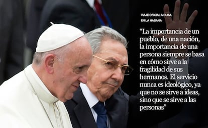 El presidente cubano, Raúl Castro, recibe al papa Francisco en el aeropuerto de La Habana, Cuba, el 19 de septiembre de 2015.