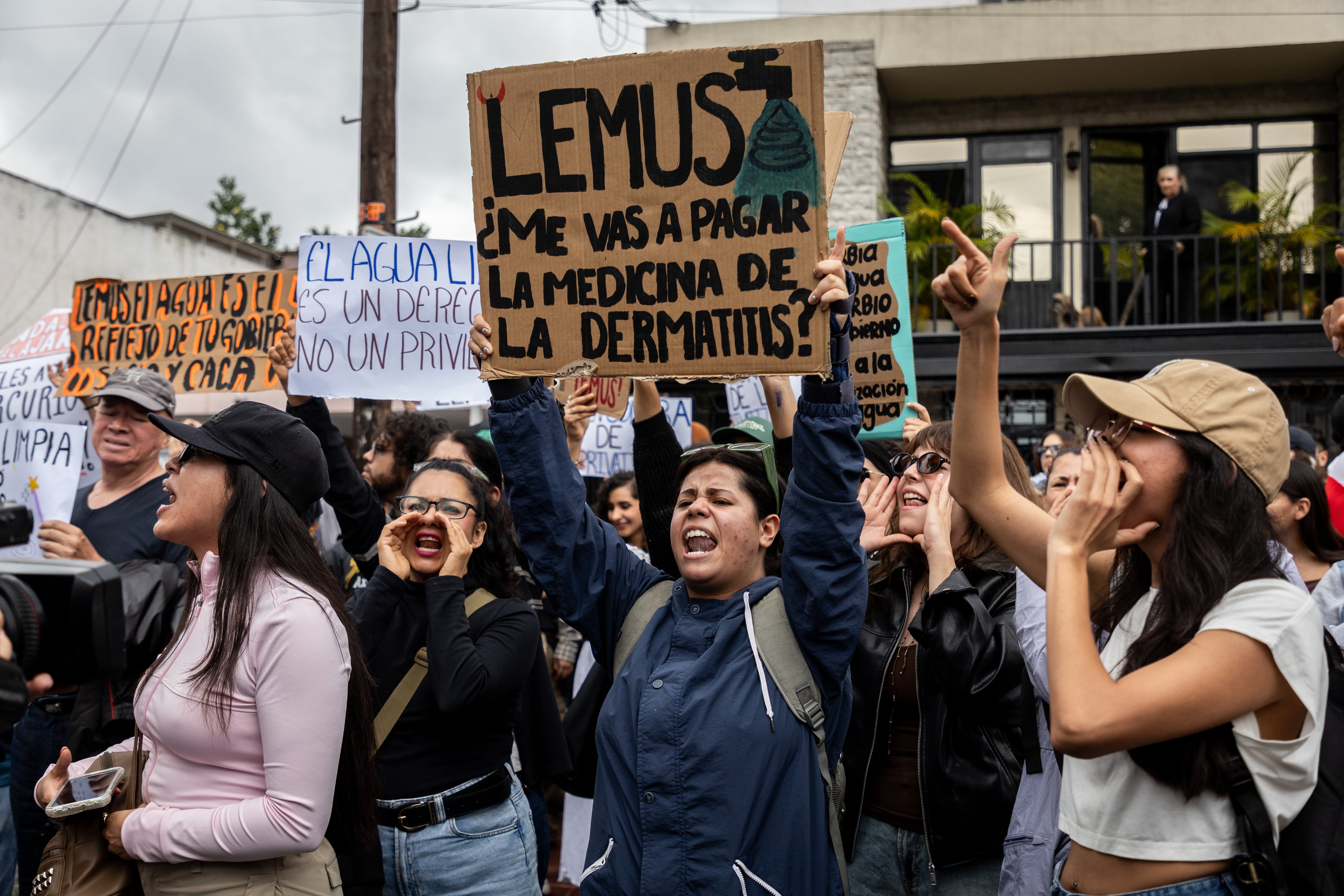 Miles de vecinos se manifiestan contra el agua sucia en Guadalajara