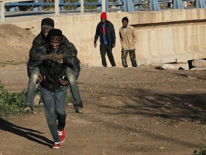 Un grupo de inmigrantes que han conseguido pasar hoy a Melilla.