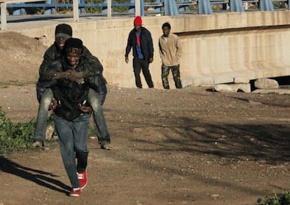 Un grupo de inmigrantes que han conseguido pasar hoy a Melilla.