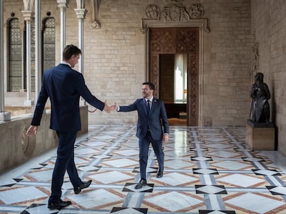 El presidente de la Generalitat, Pere Aragonès (d), recibe al exjugador de baloncesto Pau Gasol. David Zorrakino / Europa Press
08/06/2022