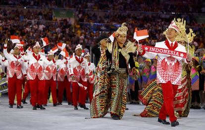 L delegación de Indonesia desfila durante la ceremonia de apertura.