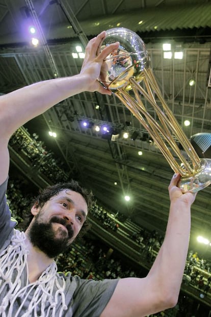 El base del Real Madrid Sergio Llull levanta el trofeo.