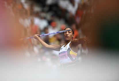  La belga Nafissatou Thiam durante la fase de jabalina en el estadio de Saint-Denis. 