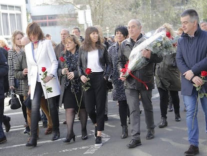 La secretaria general del PSE, Idoia Mendia con chaqueta blanca y Maddalen Iriarte, la primera a la derecha de la imagen con la hija de Isaias Carrasco.