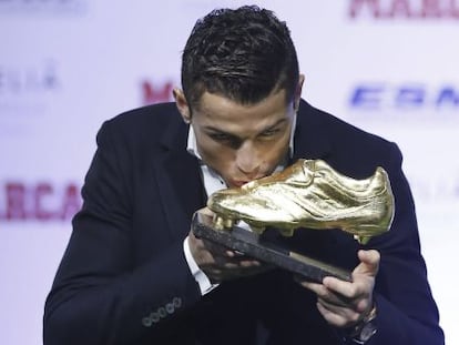 Cristiano Ronaldo beija a Chuteira de Ouro.