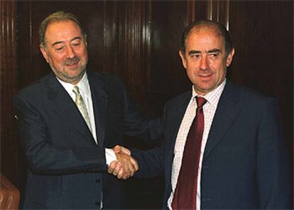 Gabino de Lorenzo (izquierda) y el presidente del Oviedo, Manuel Lafuente.