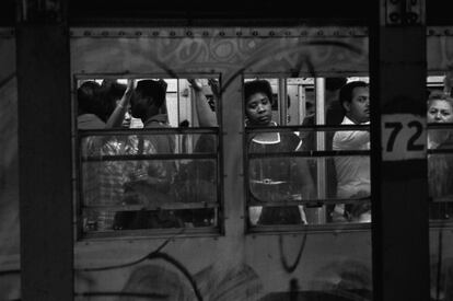 '72 Street, Subway Station, Manhattan, Nova York', 1978. Durante su estancia de un año en Estados Unidos como corresponsal de un semanario español, Armengol fotografió, sobre todo, a la gente que se cruzaban con él en la calle. (Gelatina de plata, copia actual, 25x37 cm).