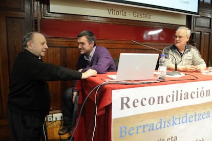 Monseñor Uriarte dialoga con Jonan Fernández, portavoz de Baketiten, este viernes en Vitoria.