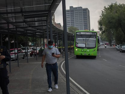 Un paradero en la estación Balderas por donde circulan los camiones de apoyo a la línea 1 del Metro de Ciudad de México, el 7 de julio de 2022.