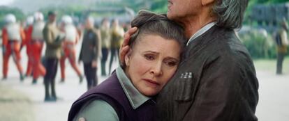 Carrie Fisher, como Leia, y Harrison Ford, como Han Solo, en la película de 'Star Wars: Episodio VII', en 2015.

