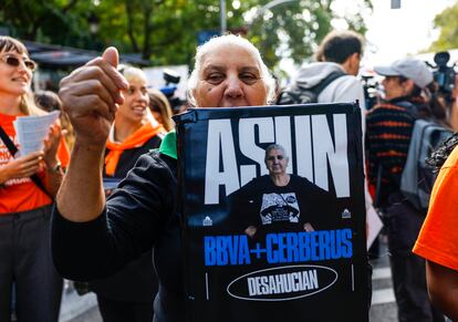 Asun, la mujer de 67 años que lleva años intentando negociar un alquiler social con el fondo inmobiliario Cerberus, participa en la manifestación que bajo el lema 'Se acabó. Bajaremos los alquileres' tiene lugar este domingo en Madrid.