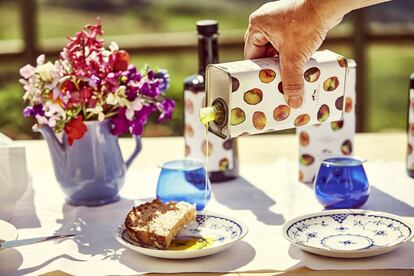 El almuerzo al aire libre en el cortijo biodinámico permite degustar los productos ecológicos que se elaboran en la finca.