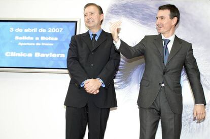 Julio Baviera, fundador de Clínica Baviera (izquierda), y su hermano Eduardo (derecha), en la salida a Bolsa de la compañía en abril de 2007.