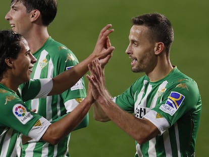 Canales es felicitado por Lainez tras marcar el último partido liguero ante el Celta.