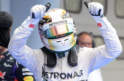 Hamilton celebra su primer puesto en la clasificación.