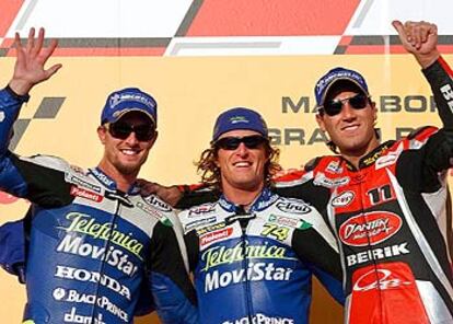 Sete Gibernau (en el centro), Rubén Xaus (a su derecha) y el estadounidense Colin Edwards, felices en el podio.