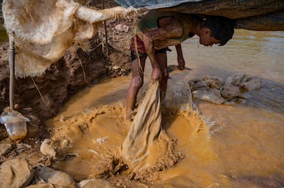 En El Callao, se escucha todo el día el estruendo de molinos que trituran piedras para buscar oro. Los niños que buscan el preciado metal a menudo no saben leer, pero sí detectar con rapidez trazas doradas en la tierra.
Buscar oro en los polvorientos asentamientos de este pueblo del Estado Bolívar es para muchos una cuestión de supervivencia, denuncian activistas de derechos humanos.