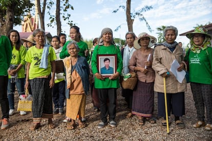 Manifestantes llevan un retrato de Nujiam Paisita, uno de los miembros del movimiento antiminas que murió en un accidente de tráfico el pasado mes de diciembre. 