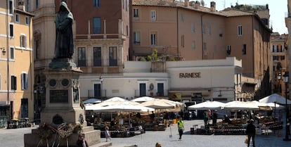 Mercado de verduras de la plaza Campo de Fiori, en Roma, el martes 7 de abril.