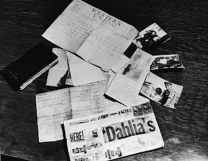 Pruebas sobre el asesinato de Elizabeth Short, conocida como 'La Dalia Negra' en 1947. El caso real es uno de los que más ha obsesionado a Ellroy.