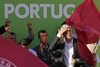 José Sócrates se toma un respiro durante un acto electoral organizado en Santarem, a unos 80 kilómetros de Lisboa.