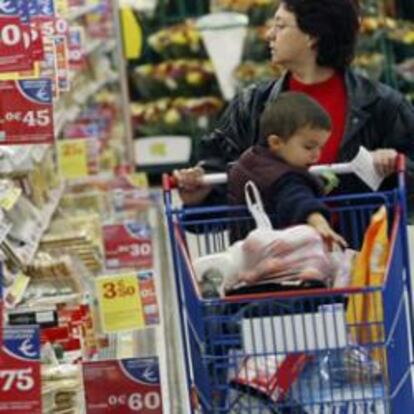 Una mujer comprando en un gran almacén