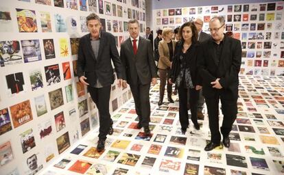 Urkullu (segundo por la izquierda) visita la muestra 'Badu, bada' acompañado de la consejera de Educación, Cristina Uriarte, del viceconsjero de Cultura, Joxean Muñoz, y del alcalde Juan Karlos Izagirre.