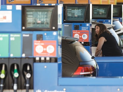 Una mujer reposta en una gasolinera de Madrid, este jueves.