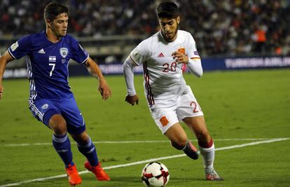 Marco Asensio disputa el balón con el israelí David Keltjens en el partido de ayer.