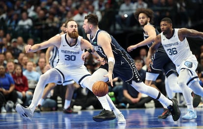 Luka Dončić bota el balón en el partido de los Dallas Mavericks contra los Memphis Grizzlies