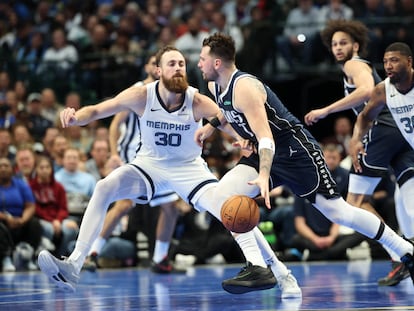 Luka Dončić bota el balón en el partido de los Dallas Mavericks contra los Memphis Grizzlies