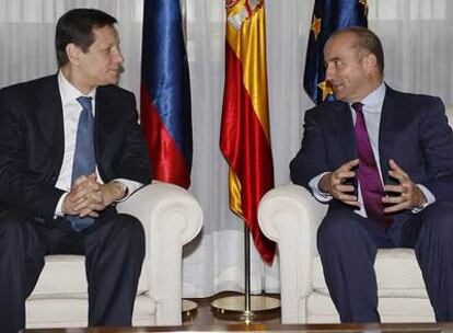 Alexander Zhukov conversa con Miguel Sebastián durante el encuentro ayer en Madrid.
