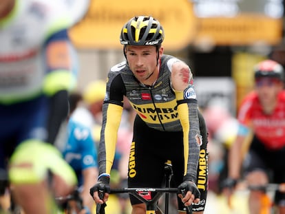 Primoz Roglic cruza la meta con el maillot roto por la caída.