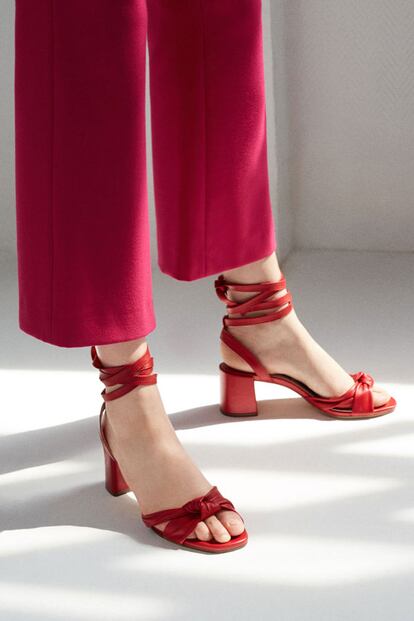 Sandalias rojas de Uterqüe con lazada al más puro estilo Altuzarra. Cuestan 89 euros.