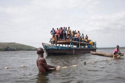 Um barco lotado cruza com dois pescadores. O número de refugiados centro-africanos nos países vizinhos aumentou 12% em relação a 2016, atingindo 542.380. Para um país com uma população de cerca de 4,6 milhões de pessoas, esses dados sobre deslocamento interno e refugiados representam um nível terrível de sofrimento, diz o ACNUR.