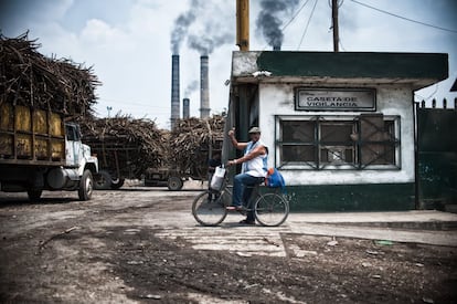 Grandes columnas de polvo y humo se van acumulando en los puntos de descarga del ingenio San Cristóbal. En la imagen un vecino de Carlos A. Carrillo en la entrada de la zona de descarga del ingenio.