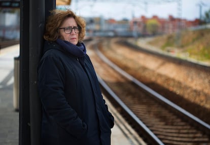 Montserrat Soler, que perdió a su hermana Susana en los atentados del 11-M, posaba el viernes en la estación de Santa Eugenia, en Madrid.