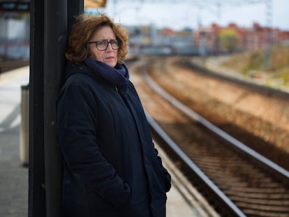 Montserrat Soler, que perdió a su hermana Susana en los atentados del 11-M, posaba el viernes en la estación de Santa Eugenia, en Madrid.