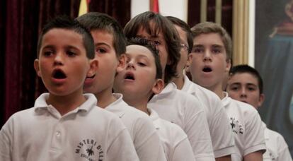 Ni&ntilde;os cantores del Misteri d&#039;Elx durante el ensayo.