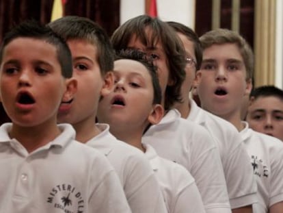 Ni&ntilde;os cantores del Misteri d&#039;Elx durante el ensayo.