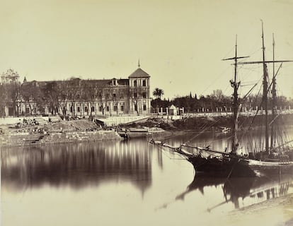 Vista del Palacio de San Telmo, en Sevilla, desde el río Guadalquivir.