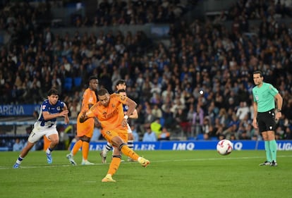 Mbappé marca de penalti el segundo gol del Real Madrid contra la Real Sociedad en Anoeta.